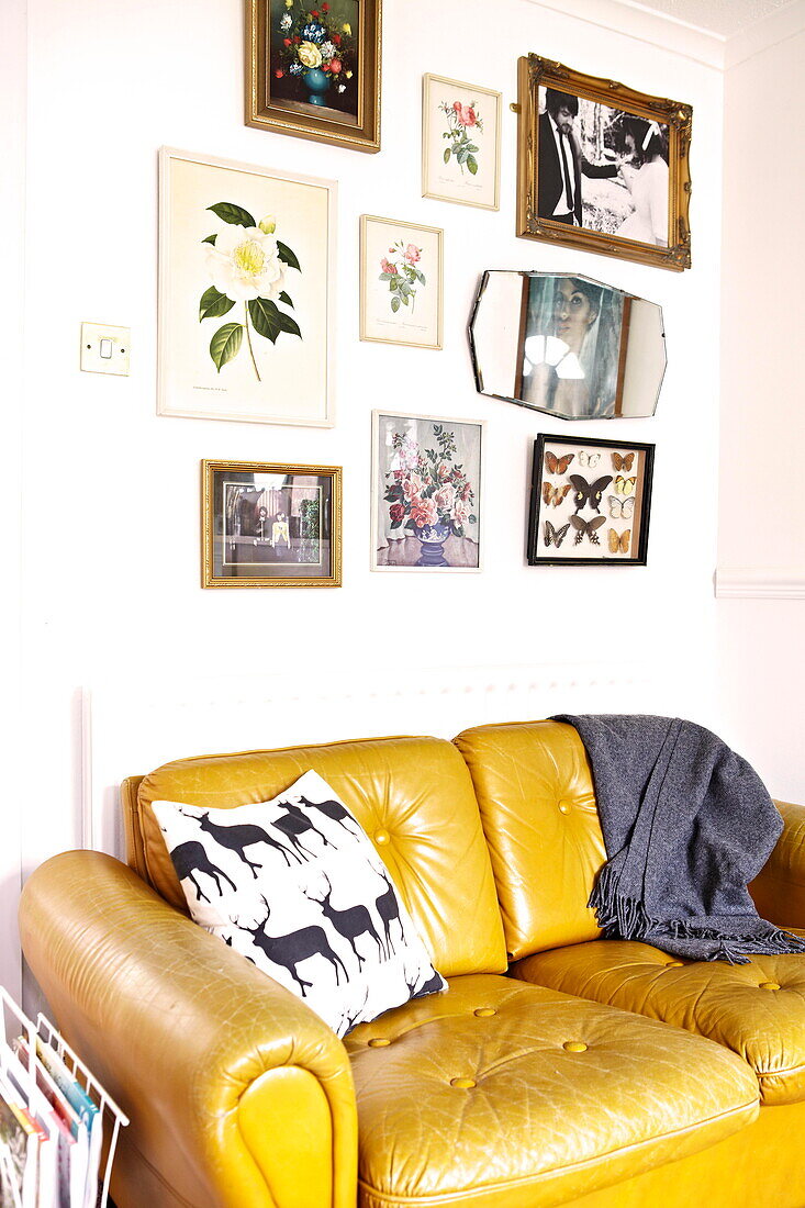 Gelbes Ledersofa im Retrostil in einem Haus in Birmingham, England UK