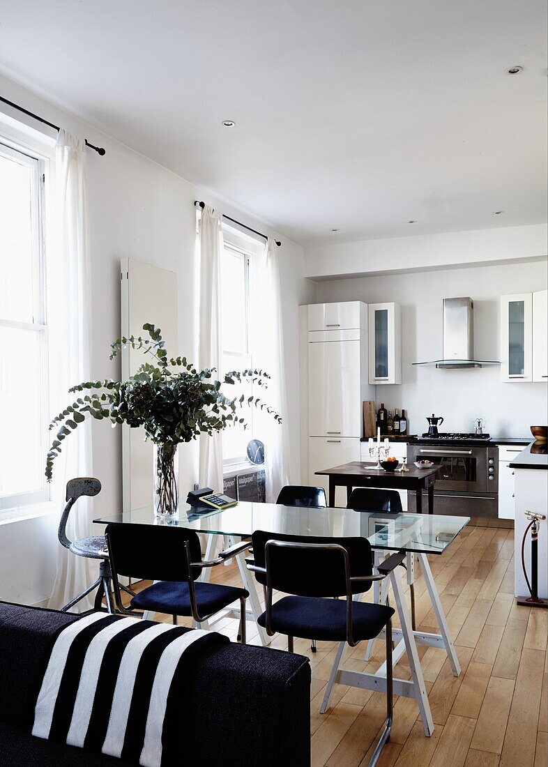 Offene Küche und Esszimmer mit Blattanordnung in einem modernen Londoner Haus England UK