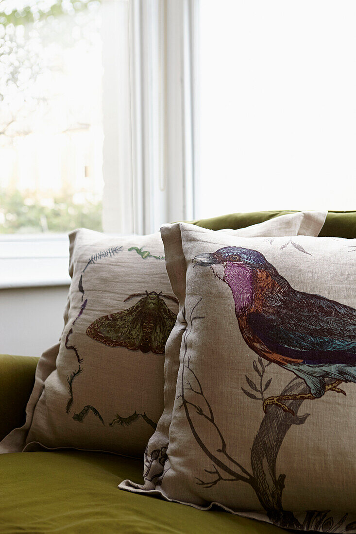 Vogelmotiv auf Kissen in einer modernen Londoner Wohnung England UK