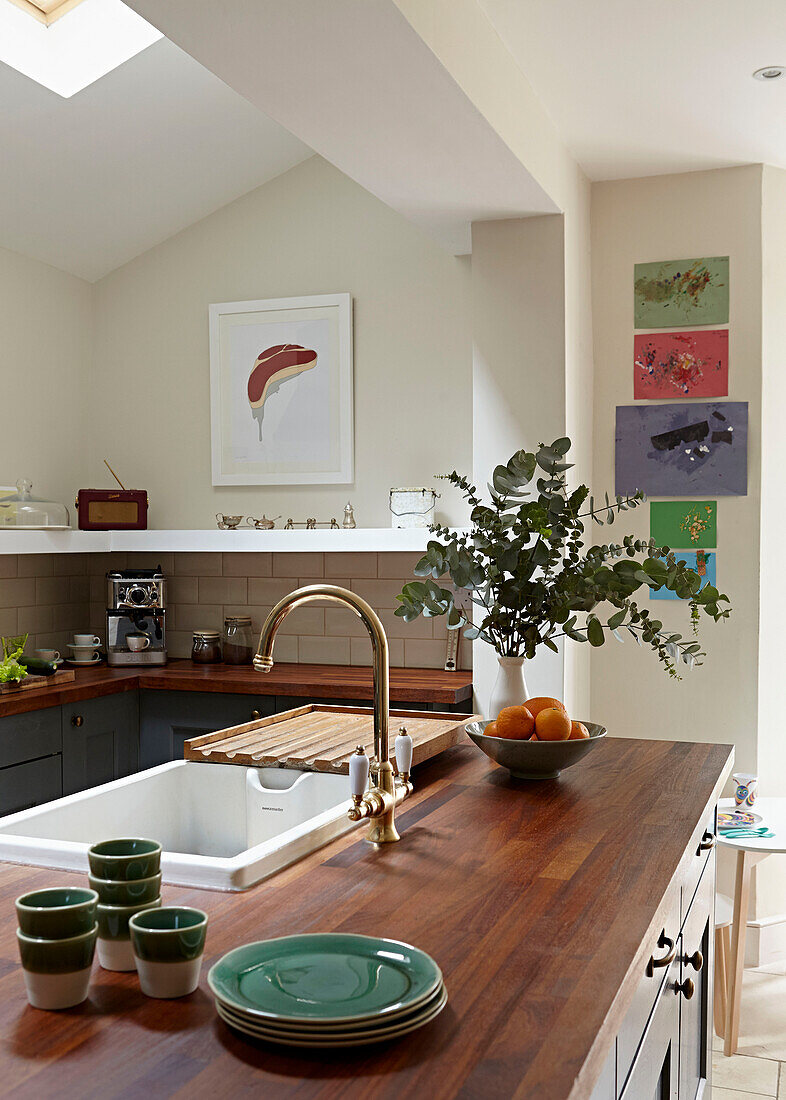 Messinghahn am Waschbecken auf der Kücheninsel in einem modernen Londoner Haus England UK