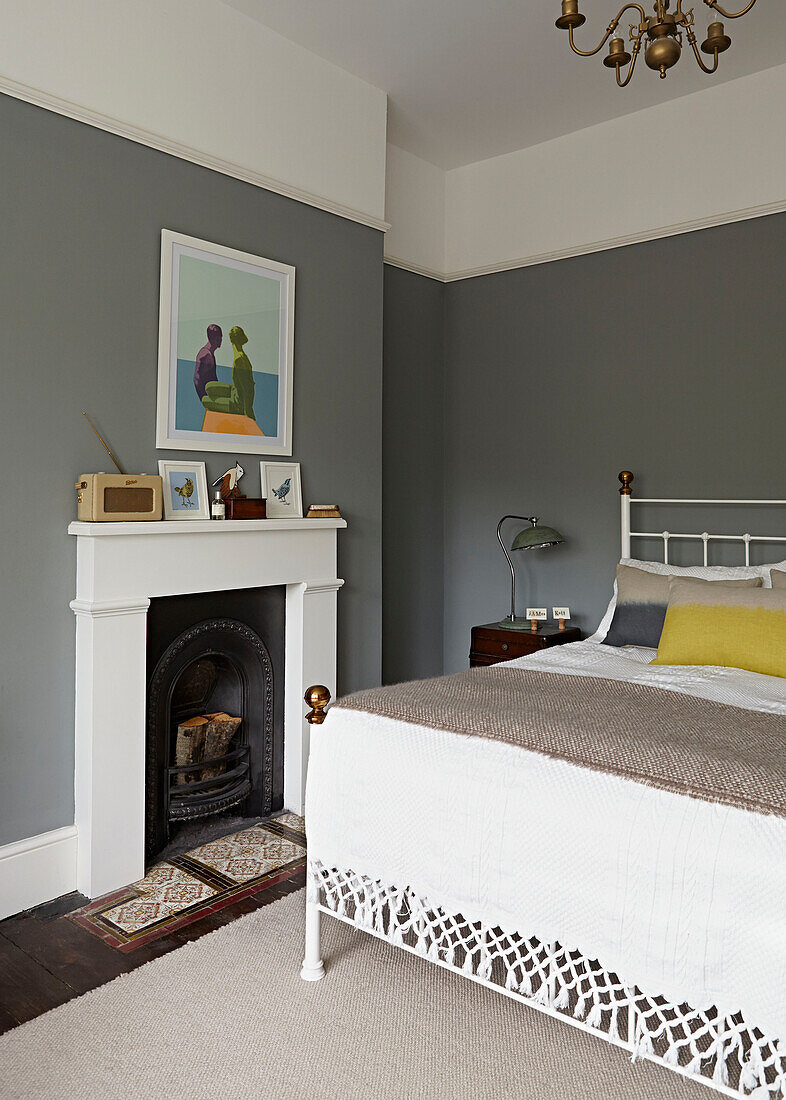 Doppelbett mit viktorianischem Kamin in einem zeitgenössischen Londoner Haus England UK
