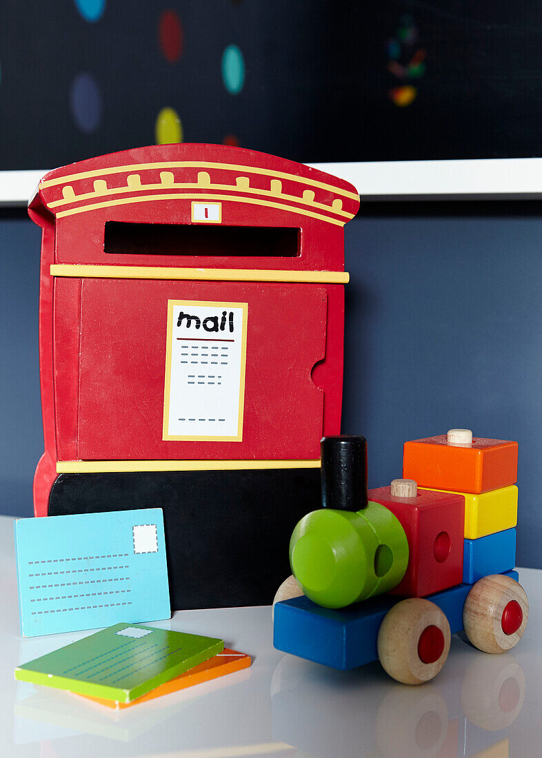 Spielzeugeisenbahn und Briefkasten in einem modernen Londoner Einfamilienhaus England UK