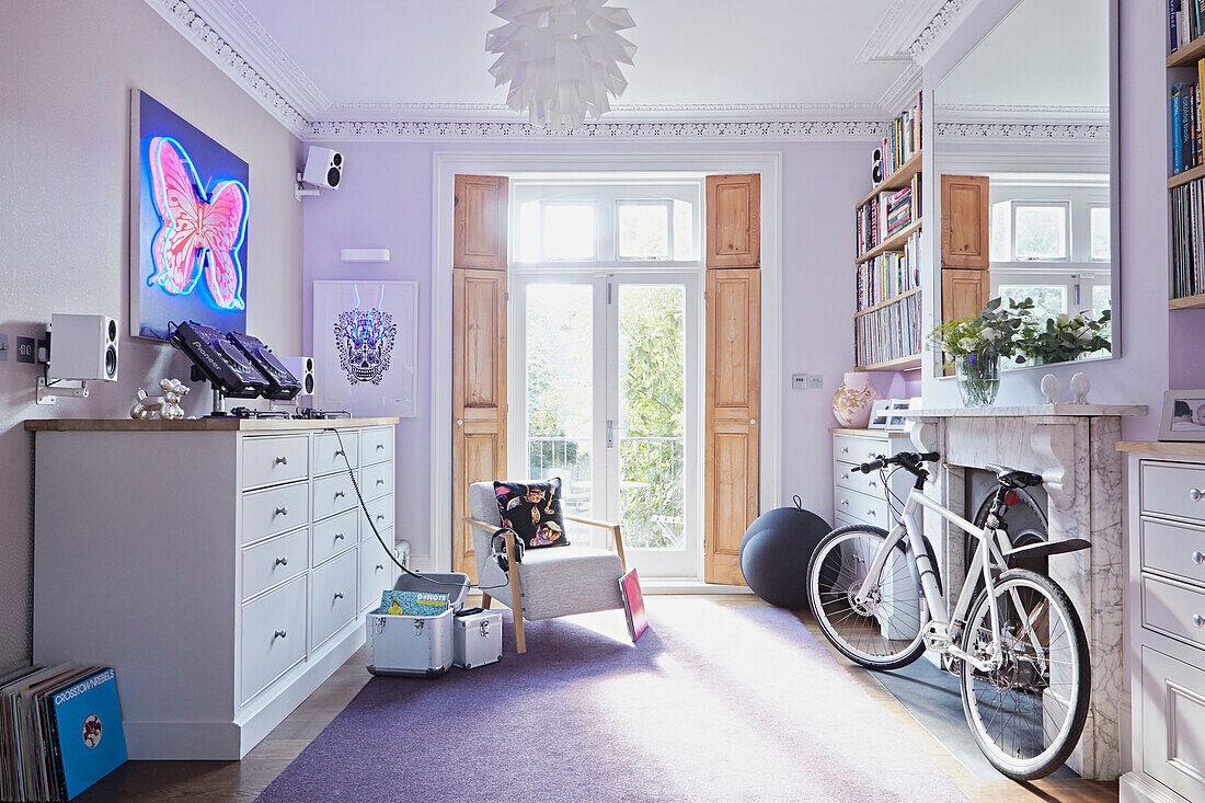 Fahrrad am Kamin im Raum mit Mischpult in einem Londoner Stadthaus England UK