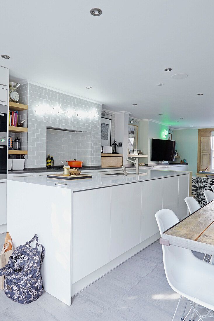 Weiße offene Einbauküche in einem Londoner Stadthaus England UK