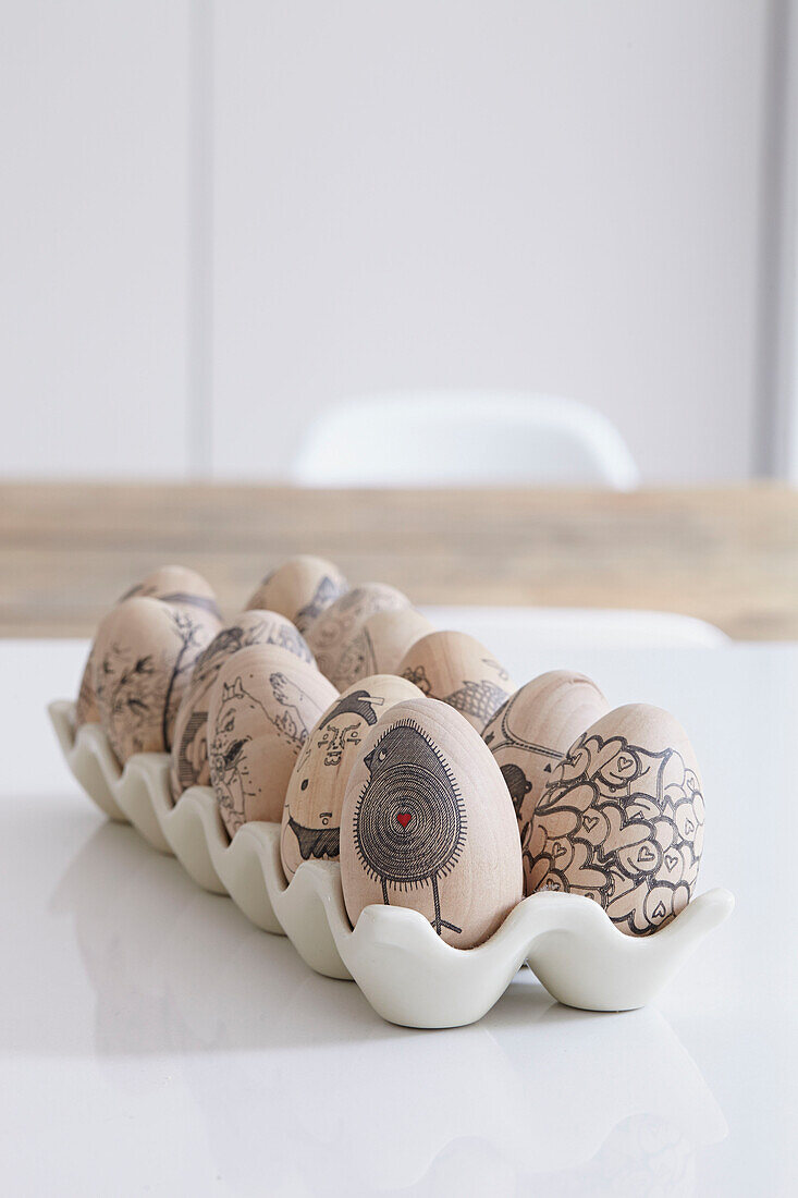 Ein Dutzend verzierte Eier in einer Londoner Küche England UK