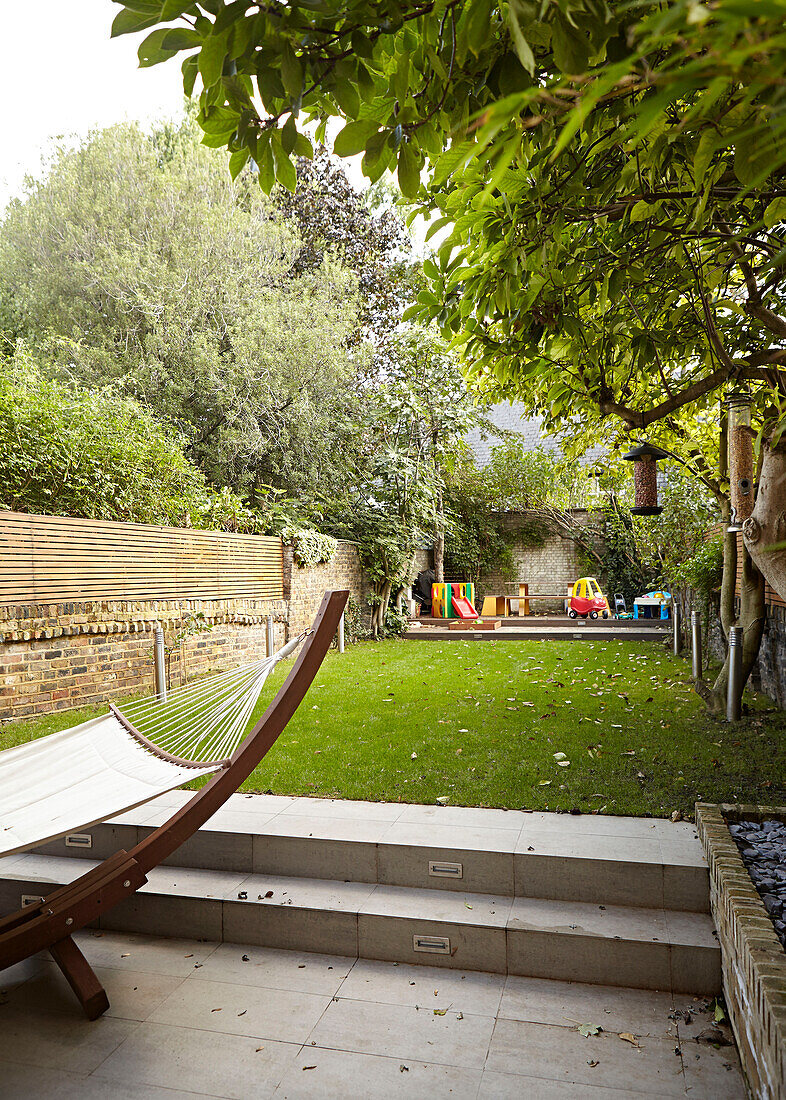 Hängematte auf der Terrasse im Garten eines Familien-Stadthauses London England UK