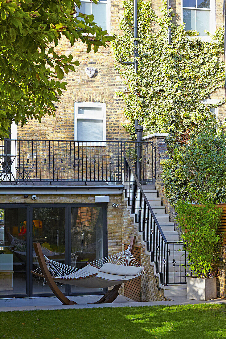 Hängematte auf der Terrasse im Garten eines Londoner Stadthauses England UK