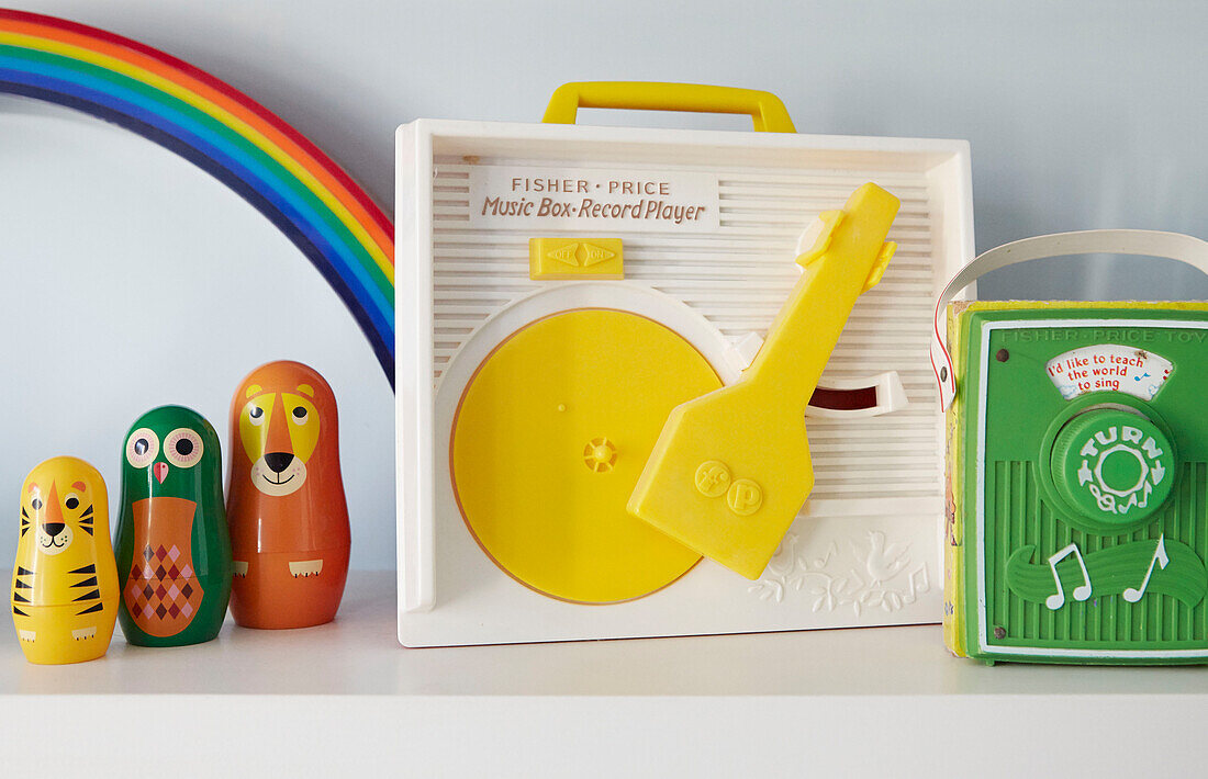 Plastik-Schallplattenspieler und Spielzeug mit Regenbogen in einem Regal in einem Londoner Stadthaus England UK