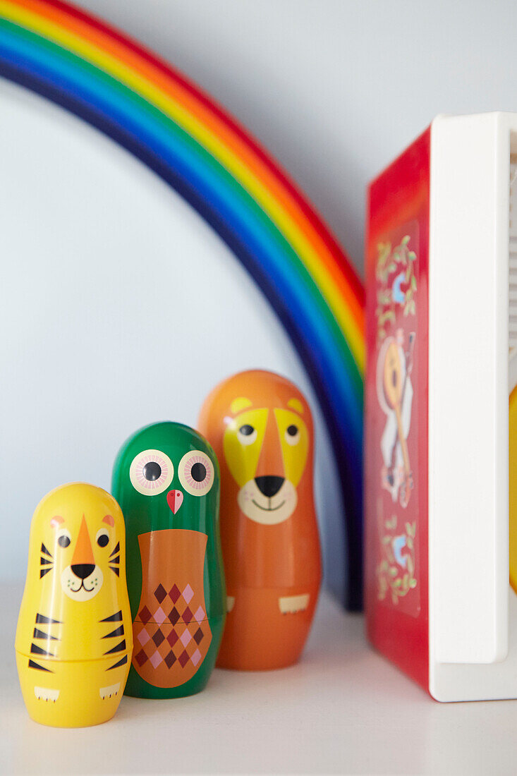 Russische Puppen und Regenbogen auf Regal im Kinderzimmer eines Londoner Stadthauses England UK