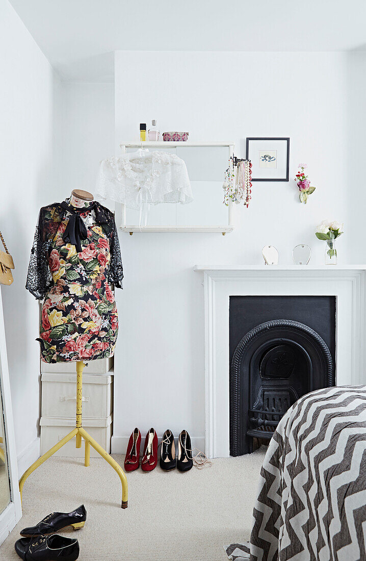 Bluse an Schaufensterpuppe mit hochhackigen Schuhen und Kamin im Schlafzimmer eines Hauses in Faversham, Kent, Großbritannien