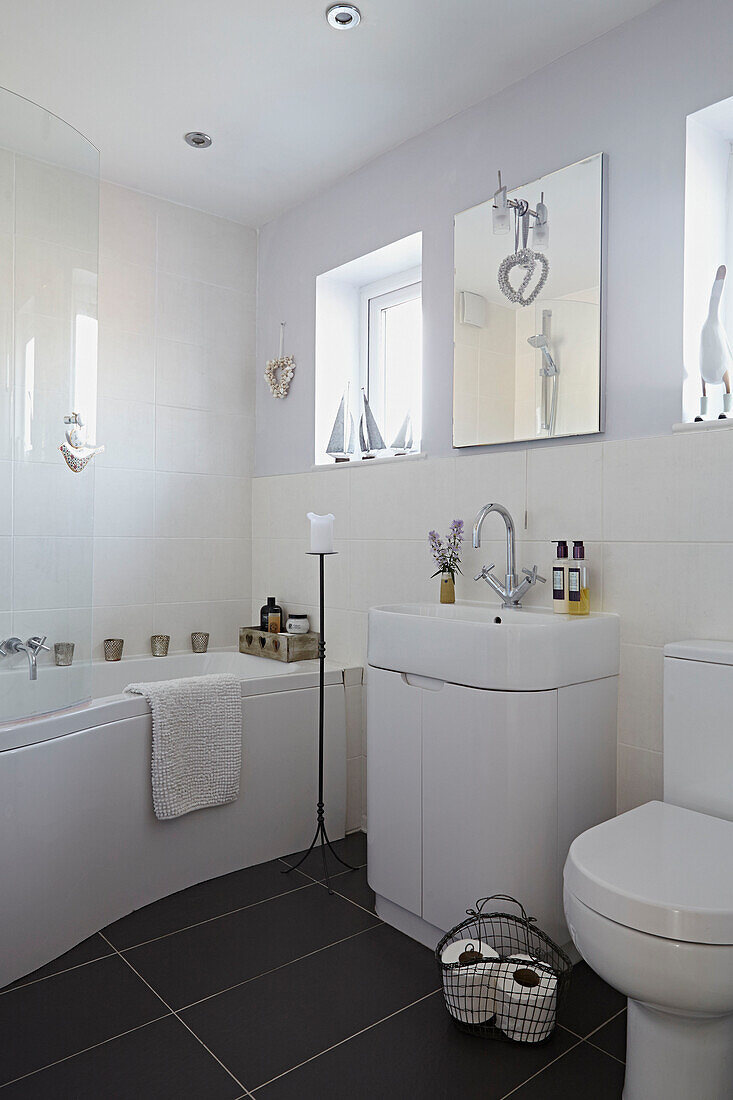 Weißes Badezimmer mit schwarzem Kachelboden in einem Haus in Bolton, Greater Manchester, England, UK