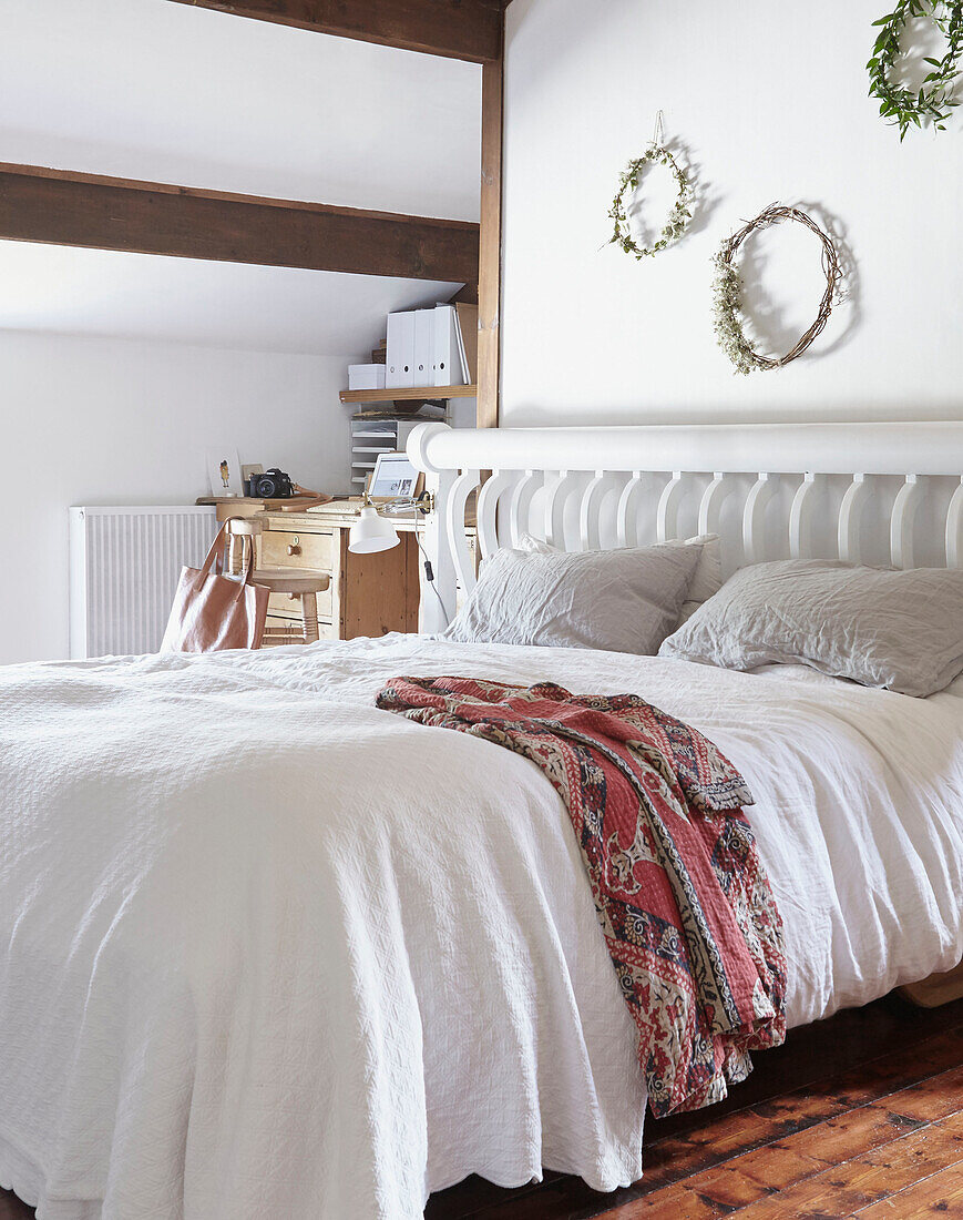 Orientalischer Bademantel auf einem Doppelbett in einem Bauernhaus in West Yorkshire UK