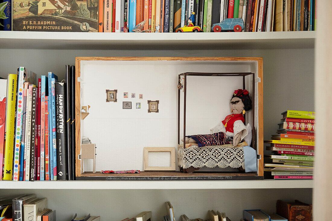 Puppenhaus und Bücher in einem Regal in Berwick Upon Tweed Northumberland UK