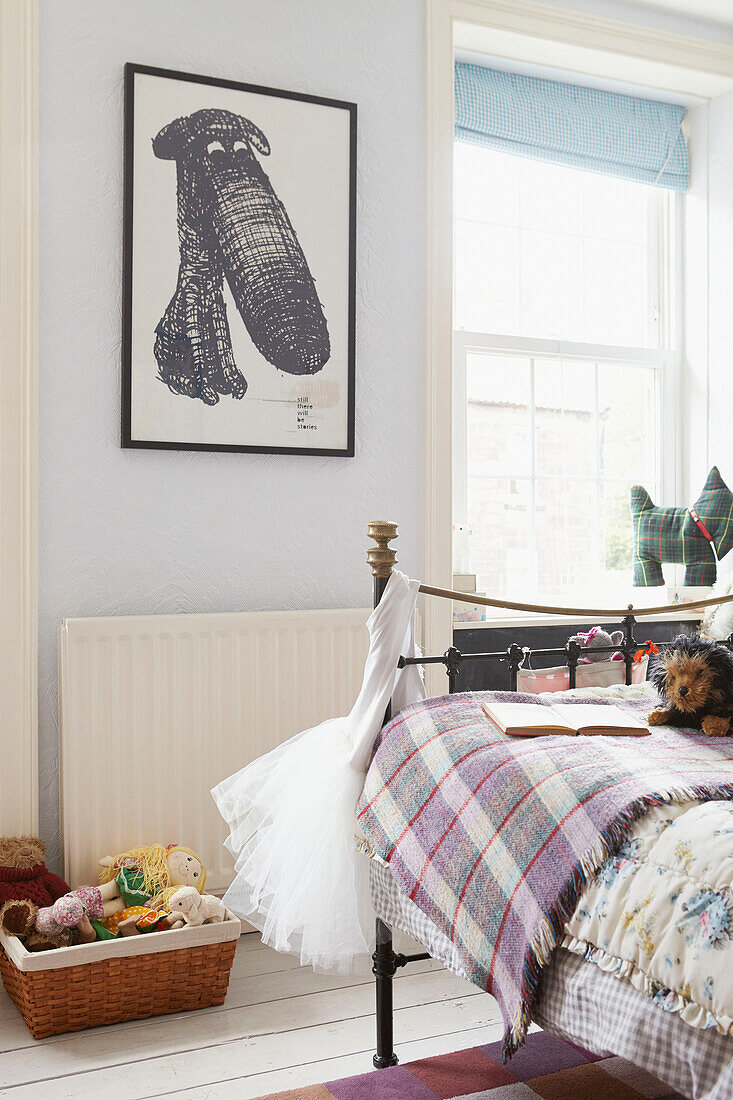Schottenkaro-Decke auf Metallbett mit eingerahmtem Hund in Berwick Upon Tweed home Northumberland UK