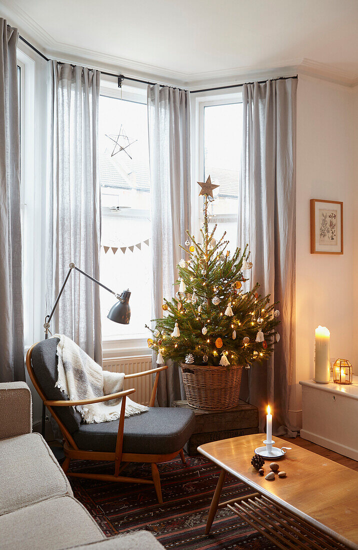Weihnachtsbaum mit Sessel im Erkerfenster eines Londoner Hauses UK