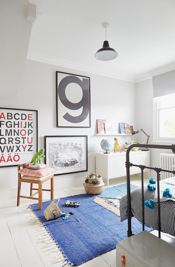 Gerahmtes Kunstwerk im Schlafzimmer eines Jungen mit blauem Teppich in einem Londoner Haus UK
