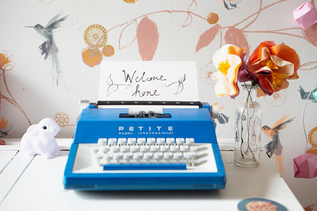 Blaue Schreibmaschine auf dem Schreibtisch in einem Mädchenzimmer in Sheffield Yorkshire UK