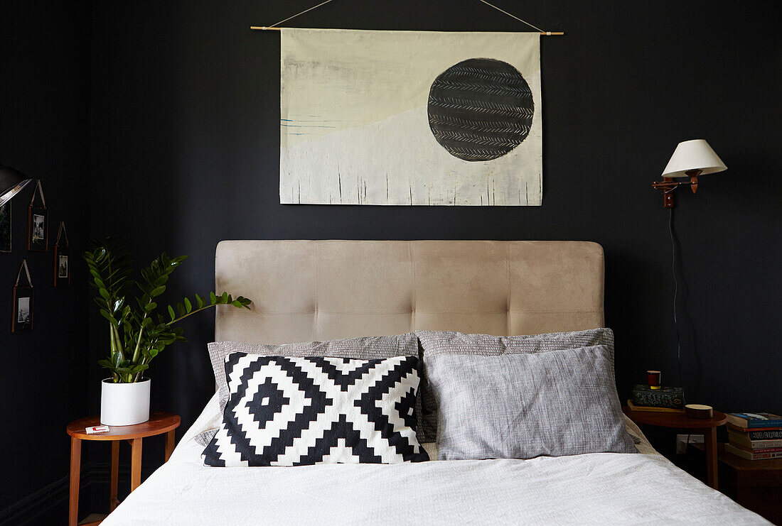 Schwarzes und weißes Kissen unter orientalischem Wandbehang im Schlafzimmer in Sheffield Yorkshire UK
