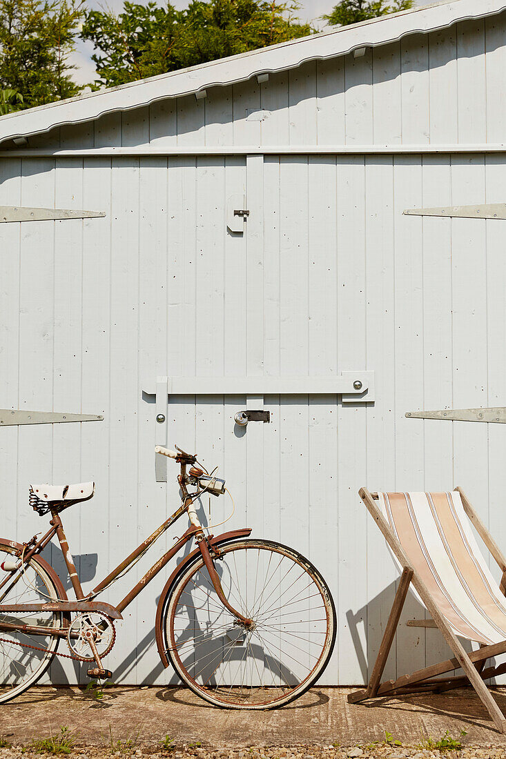 Fahrrad und Liegestuhl vor der Garage eines Wohnhauses in East Riding of Yorkshire England UK