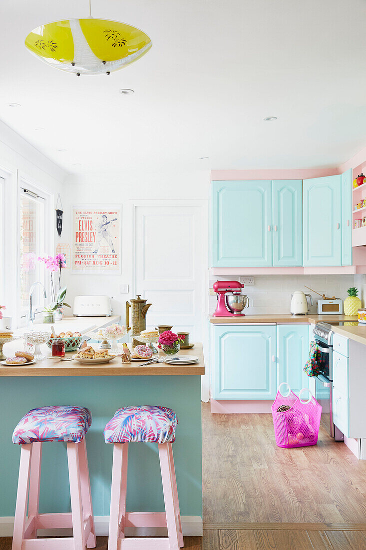Hellblaue und pastellrosa Küche in einem Haus in East Riding of Yorkshire England UK