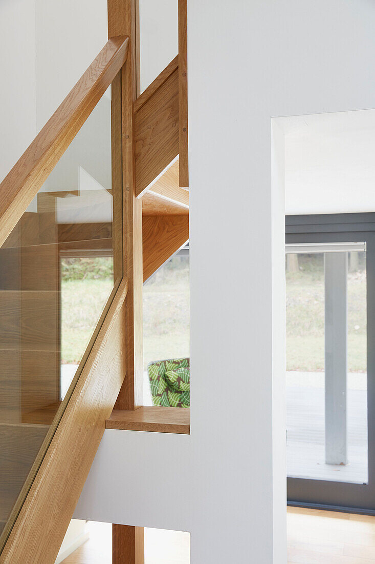 Glas- und Holzgeländer im Treppenhaus eines Neubaus in Devon UK