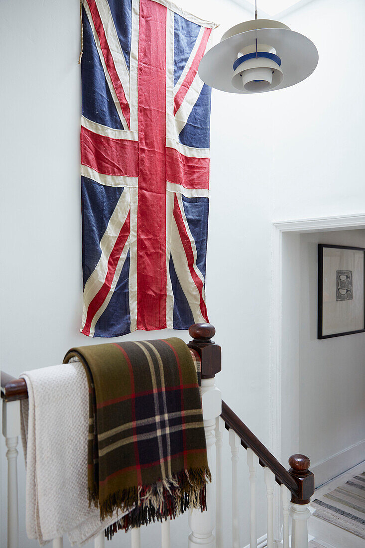Union Jack und Decke mit Pendelleuchte am Treppengeländer in Rochester Kent UK