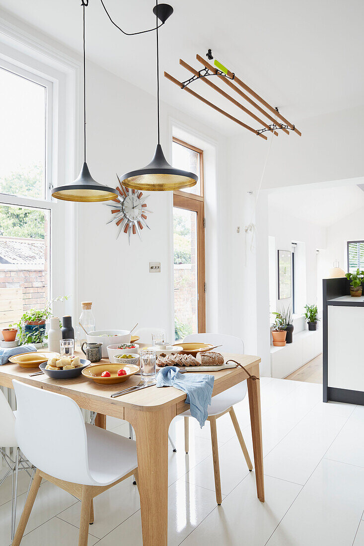Helles, zweigeschossiges Gartenzimmer in der Küche des modernisierten Hauses in Preston, Lancashire, England, Vereinigtes Königreich
