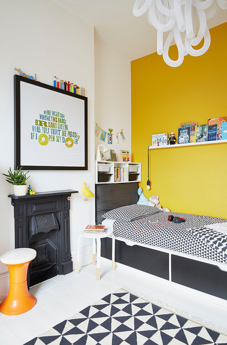 Graues, gelbes und weißes Jungenzimmer in einem modernisierten Haus in Preston, Lancashire, England UK