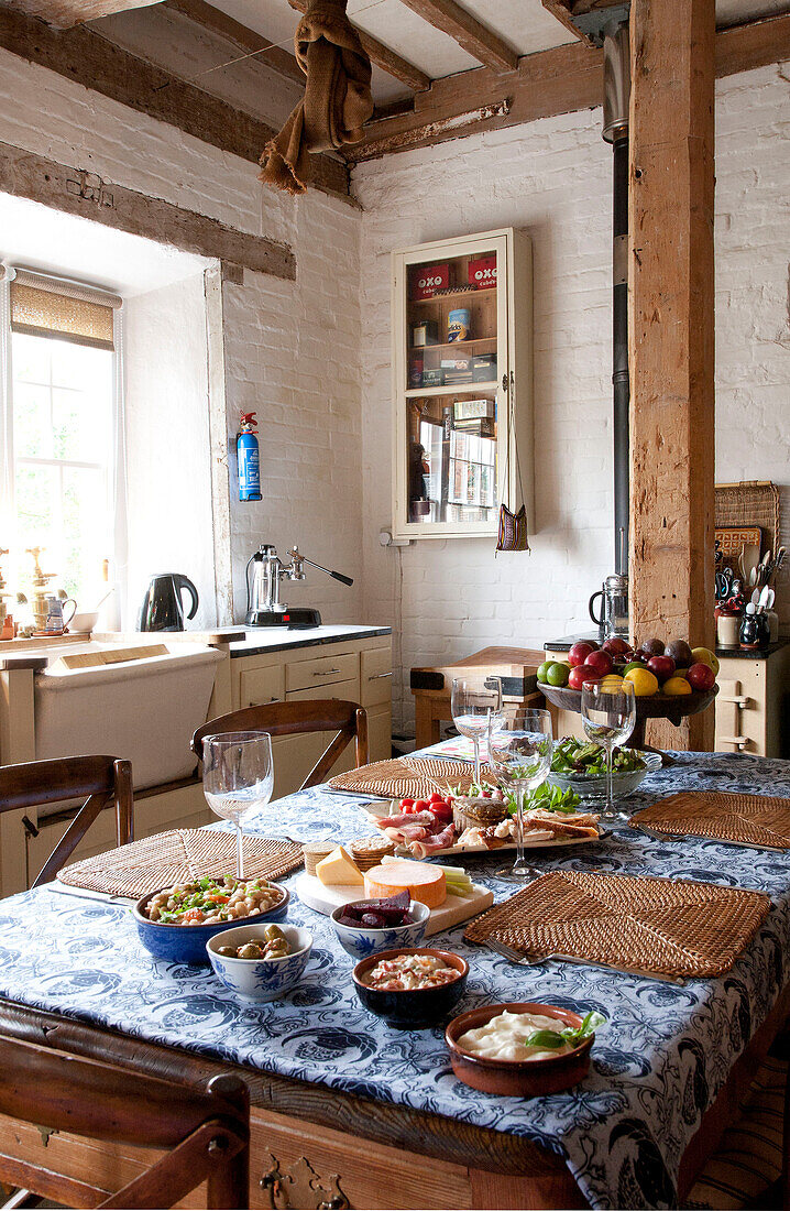 Tischsets und Essgeschirr auf dem Tisch in der Küche einer umgebauten Wassermühle