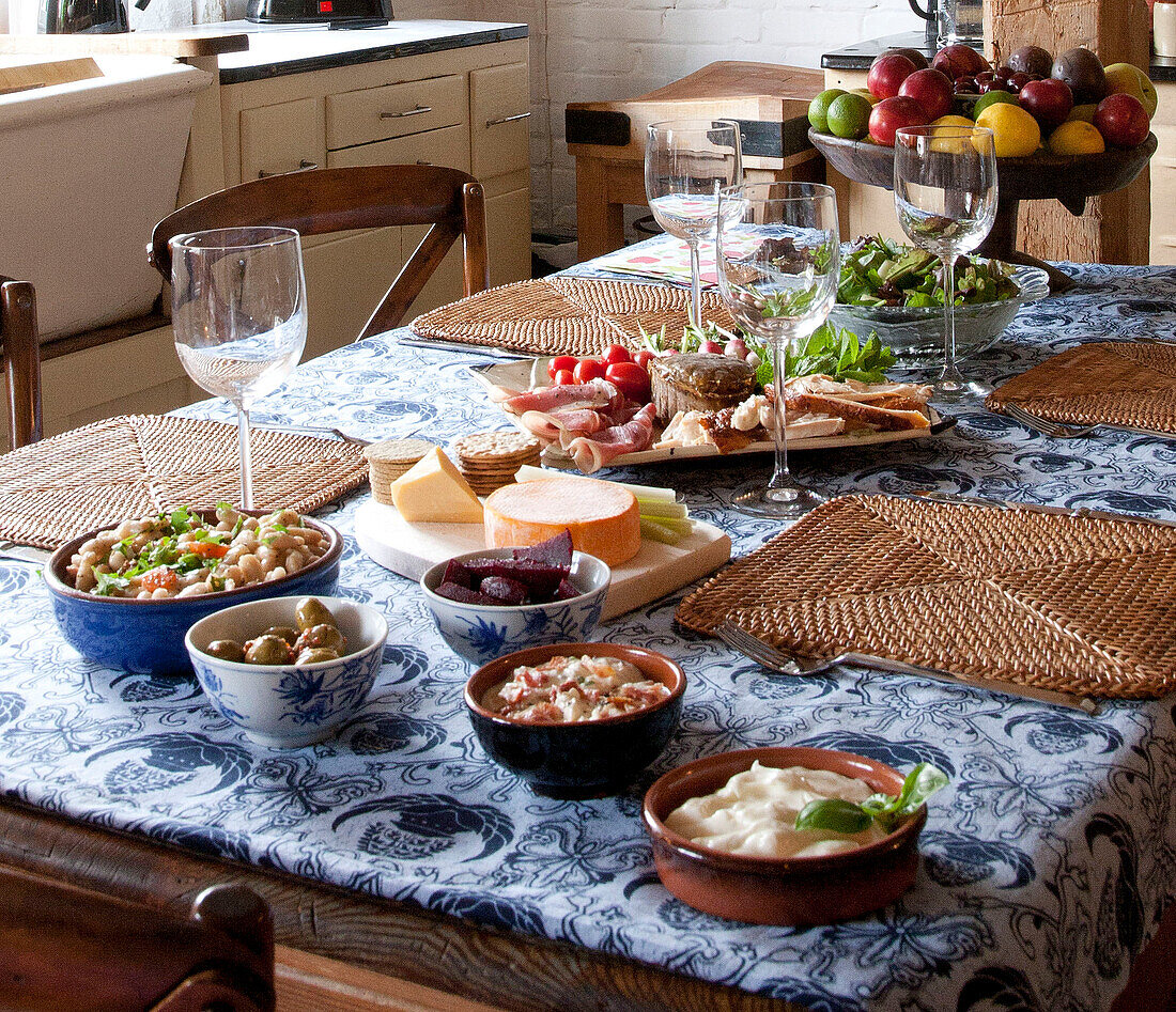 Tischsets und Essgeschirr auf dem Tisch in der Küche einer umgebauten Wassermühle
