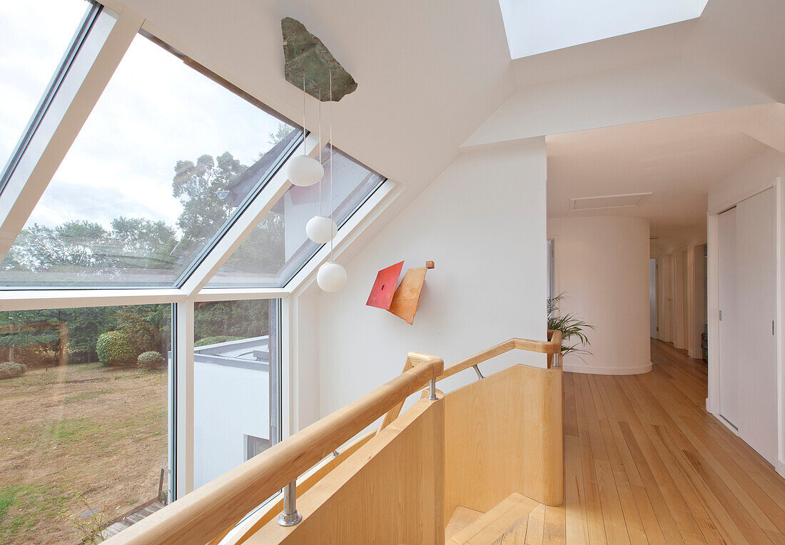 Hölzernes Podest mit großen Fenstern in einem modernen Haus in Essex UK