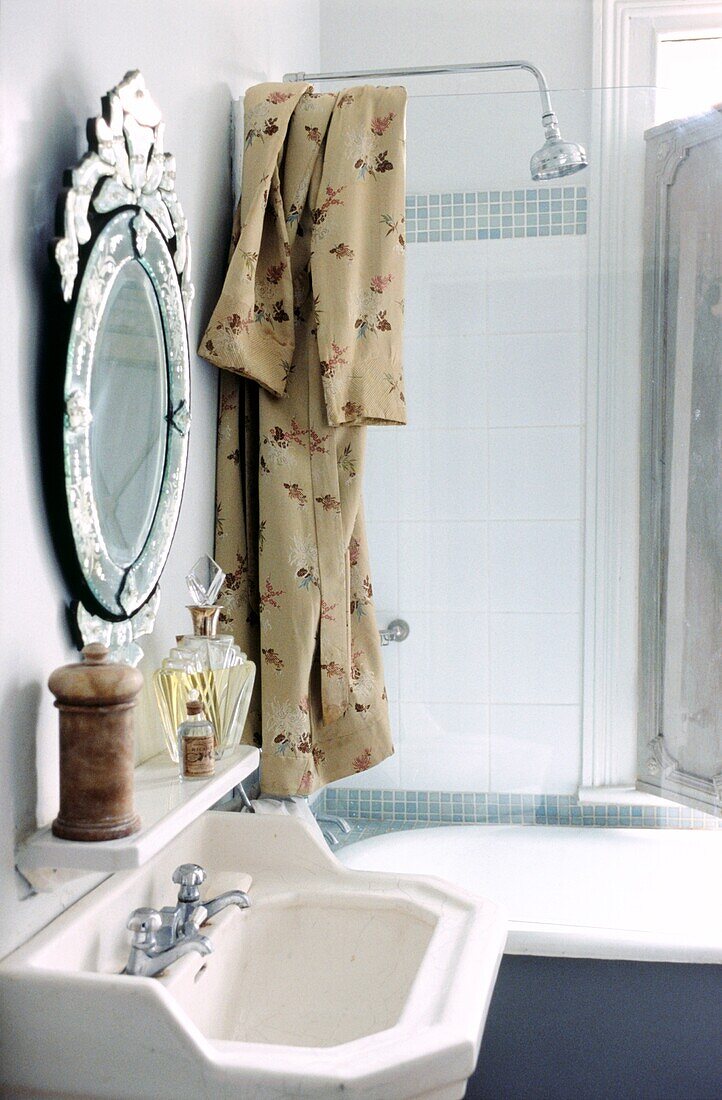 Detail des Badezimmers mit Handwaschbecken und Dusche über der Roll-Top-Badewanne