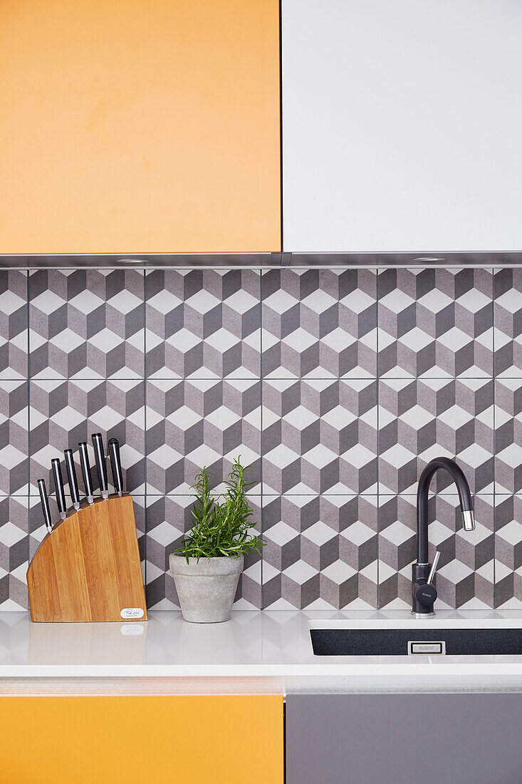 Geometrisch gemusterte Spritzschutzwand in einer modernen Küche London UK