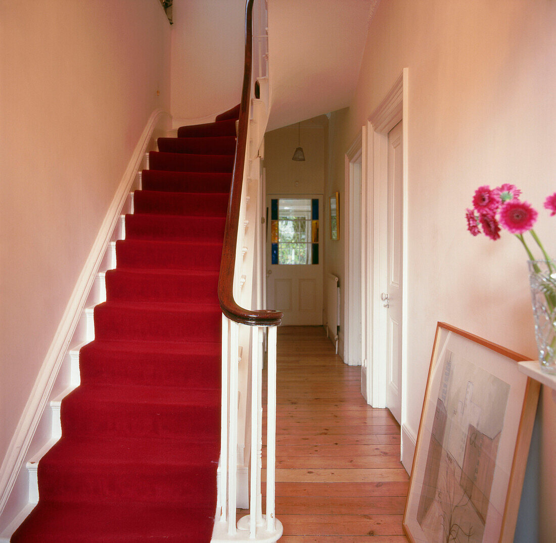 Flur mit leuchtend rotem Teppichläufer in einem viktorianischen Haus