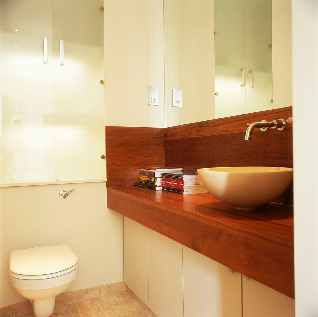 Modernes Badezimmer mit Steinwaschbecken auf Holzarbeitsplatte
