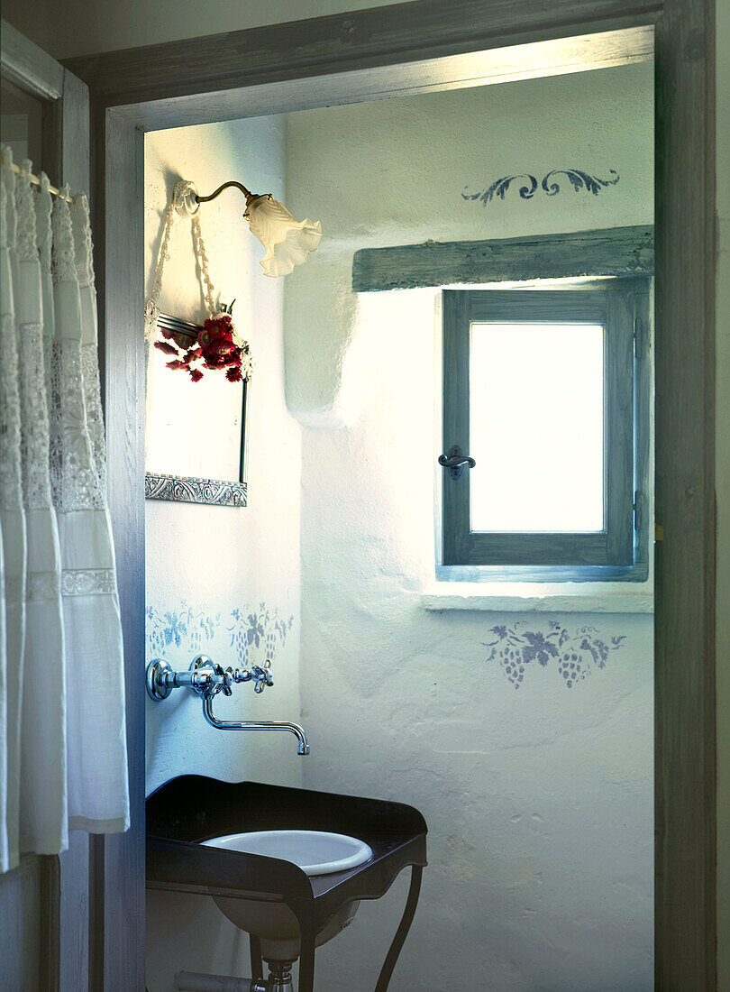 Traditionelles französisches Badezimmer mit dekorativen Schablonen und pastellblauen Holzarbeiten
