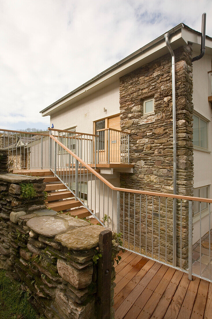 Außenansicht eines modernen Hauses am Wasser in Noss Mayo, einem der unberührtesten Flecken in Süd-Devon