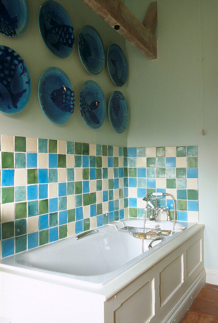 Badezimmer mit handgefertigten Fliesen und Fischplatten