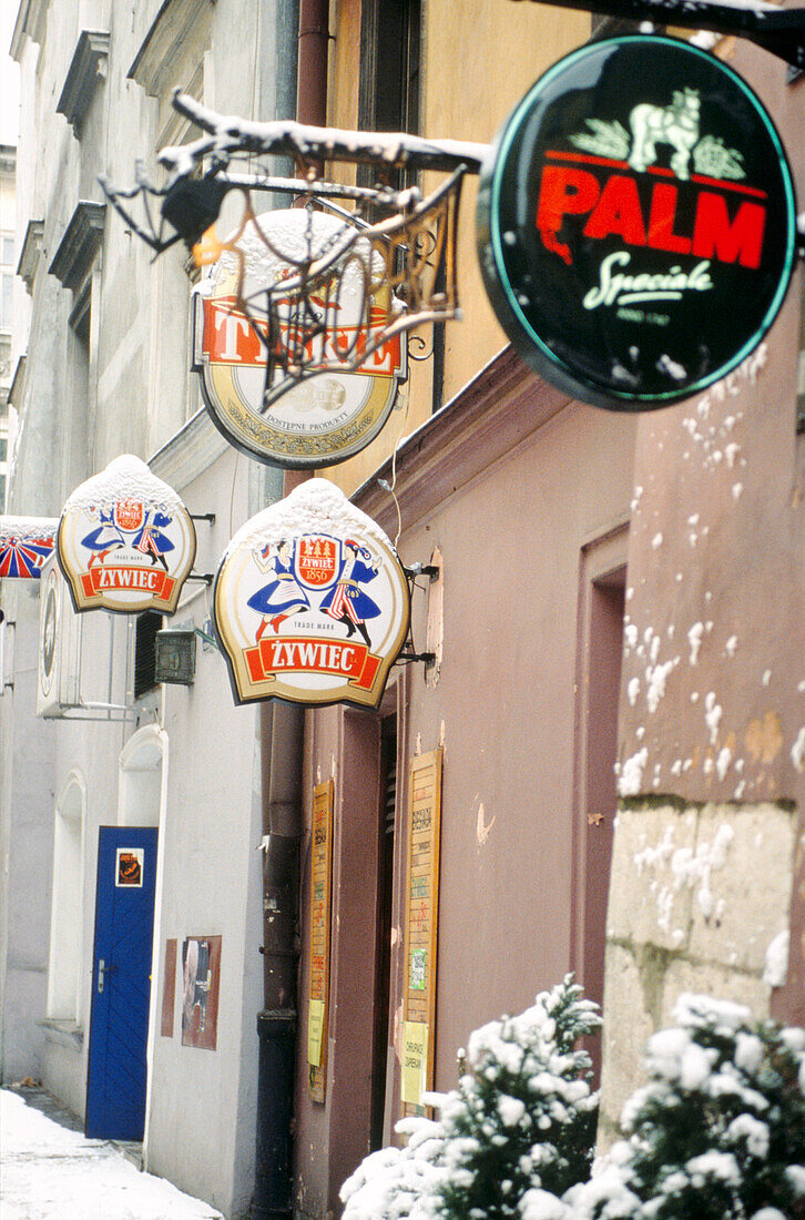 Schnee auf der Fassade einer Bar in der Altstadt