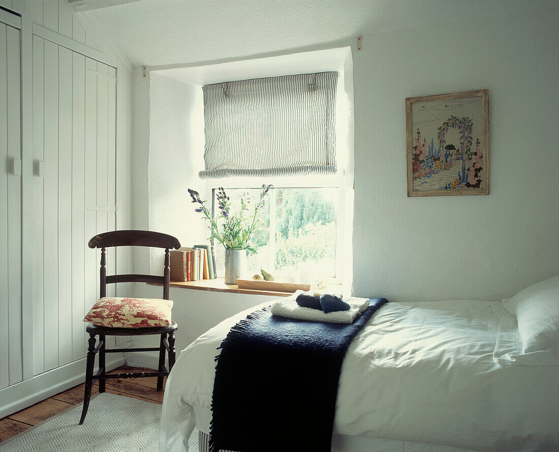 Weißes Gästeschlafzimmer im Landhausstil mit Einbauschränken und einem Einzelbett