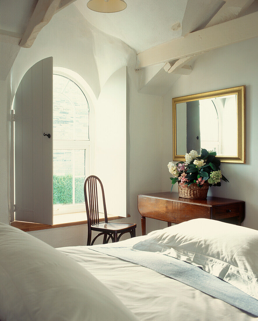 Weißes Gästeschlafzimmer im Landhausstil mit weißer Bettwäsche