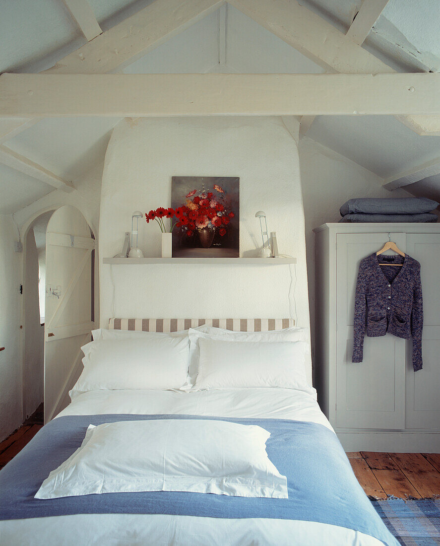 Weißes Doppelschlafzimmer im Landhausstil