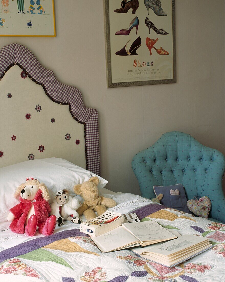 Detail von Kinderbett und Bettdecke mit Spielzeug