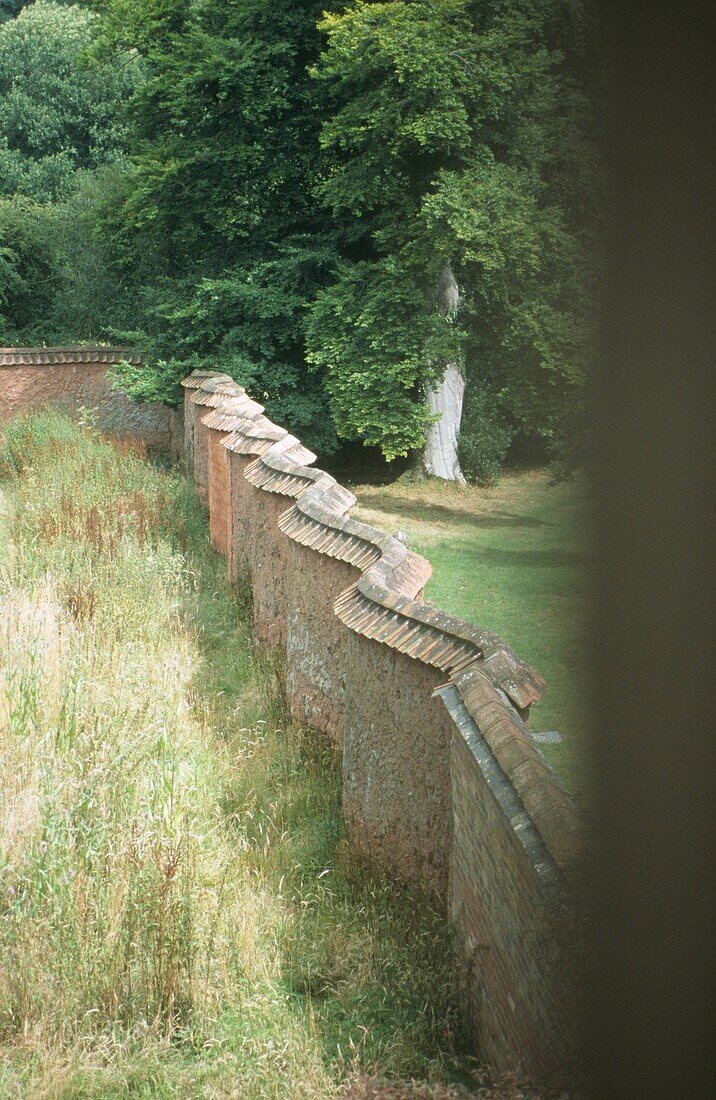 Gebogene Gartenmauer