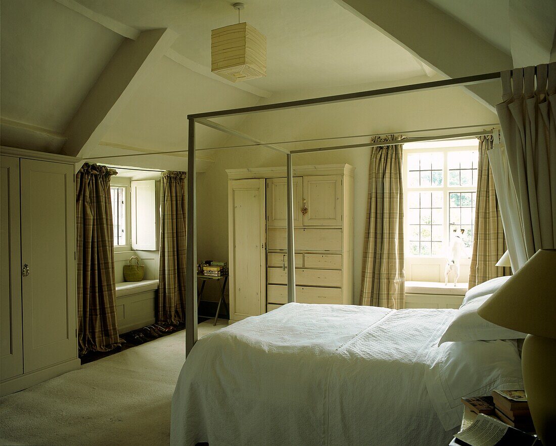 Himmelbett in einem traditionellen weißen Schlafzimmer im Landhausstil