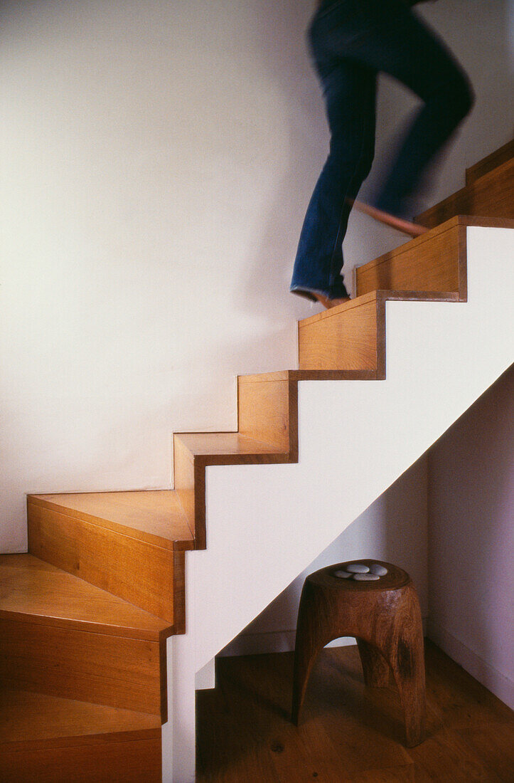 Frau geht eine moderne Treppe hinauf