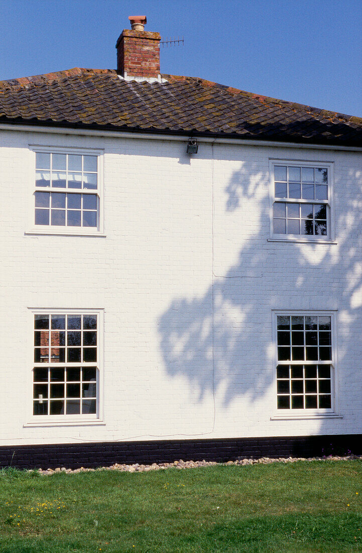 Weiß getünchte Außenfassade eines Kirchengebäudes aus den 1850er Jahren in Suffolk mit Sprossenfenstern