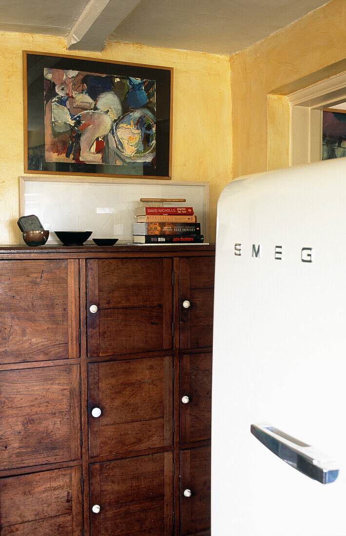 Kühlschrank und Schrank in der Küche eines edwardianischen Backsteinhäuschens