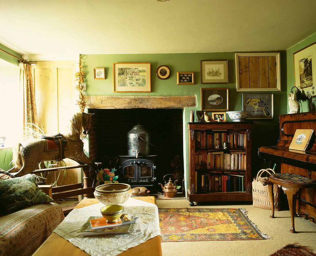 Erbsengrünes Wohnzimmer mit viktorianischen Möbeln und Accessoires