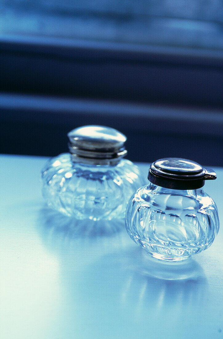Zwei Parfümflaschen aus geschliffenem Glas